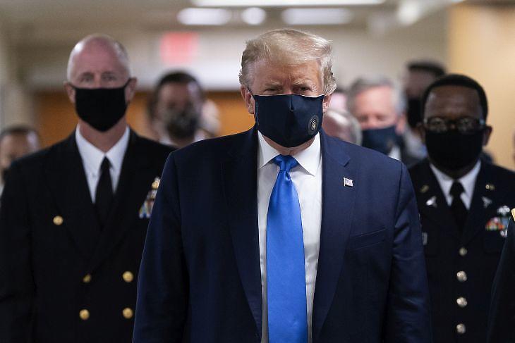 Donald Trump védőmaszkban érkezik látogatásra a Walter Reed katonai kórházba Marylandban 2020. július 11-én. EPA/CHRIS KLEPONIS
