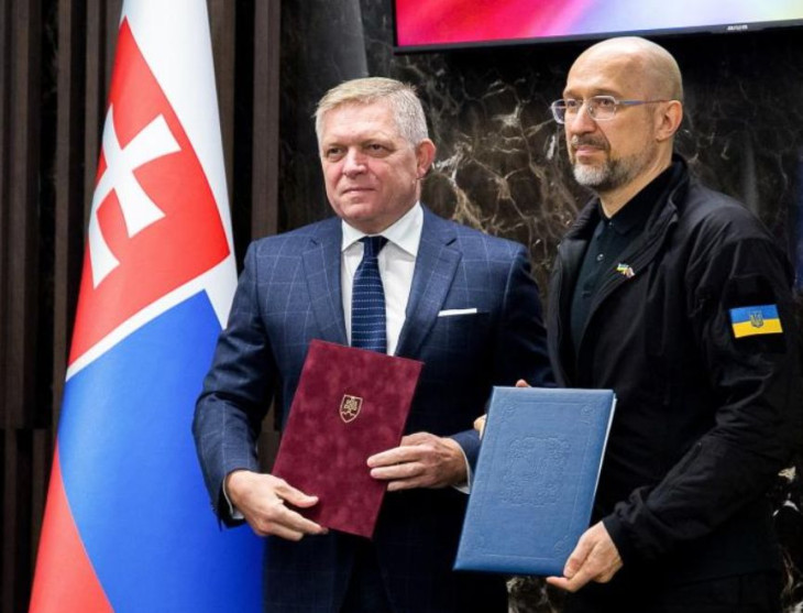 Denisz Smihal kormányfő Robert Fico szlovák miniszterelnök oldalán állva beszélt minderről