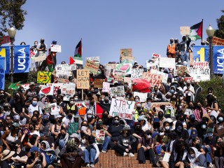 Palesztinpárti tüntetők az UCLA egyetem kampuszán 2024. május elsején. EPA/CAROLINE BREHMAN