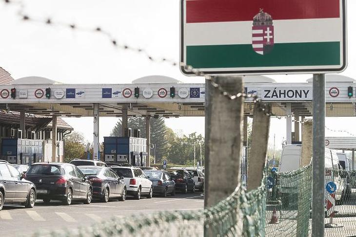 Órákat kell várni, ha itt akarjuk elhagyni az országot 