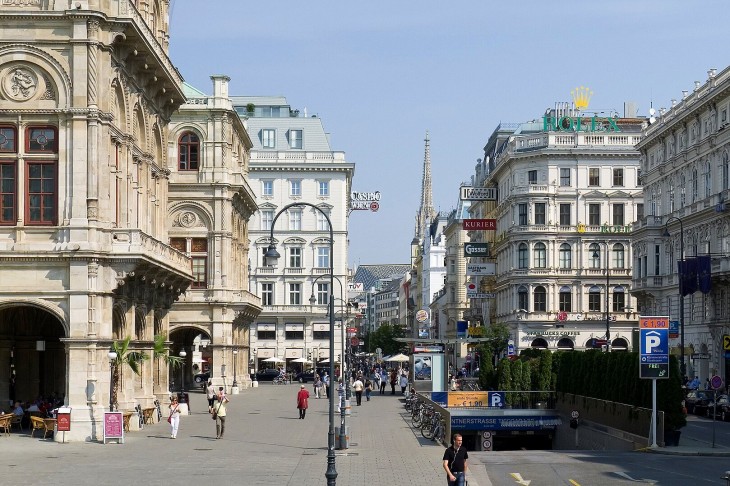 A Kaerntner Strasse Bécs belvárosában, ahol néha itt a piros, hol a pirost is láthatunk. Fotó: Wikipédia/Gugerell 