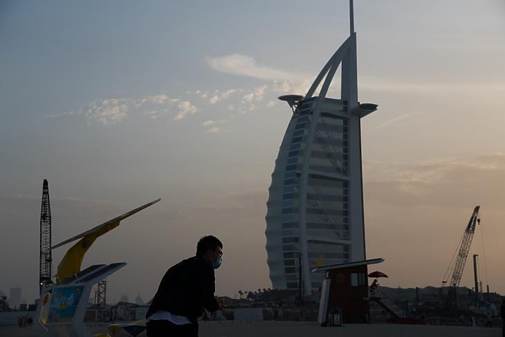 Védőmaszkot viselő turista fényképet készít a dubaji Burdzs al-Arab luxusszállodáról 2020. március 20-án. MTI/AP/Jon Gambrell