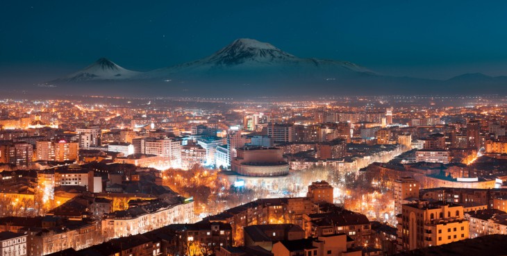 Az éjszakai Jereván, hátul az Ararat hegység. Fotó: Depositphotos