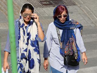Újra figyeli az iráni rendőrség, a női sofőrök viselik-e a hidzsábot