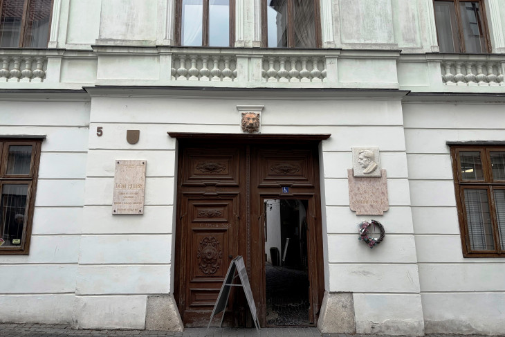 Mikuláš Schneider-Trnavský Zeneháza: az épület homlokzatán egy latin felirat utal a korona egykori rejtekhelyére, a feliratban rejtve szerepel az 1625-ös évszám is – de amúgy a házban egy árva szó (sem szlovákul, sem magyarul) nem utal arra, hogy itt rejtőzött többször is a Szent Korona állandó kísérőjével, a méretes vasajtóval és a koronaőrrel