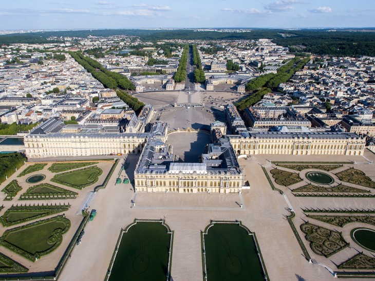 A kastély és kertje Versailles-ban. Fotó: Wikipedia