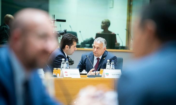 Orbán Viktor miniszterelnök és Kiril Petkov bolgár kormányfő az Európai Unió és a Nyugat-Balkán csúcsértekezletén. Fotó: MTI/Miniszterelnöki Sajtóiroda/Benko Vivien Cher