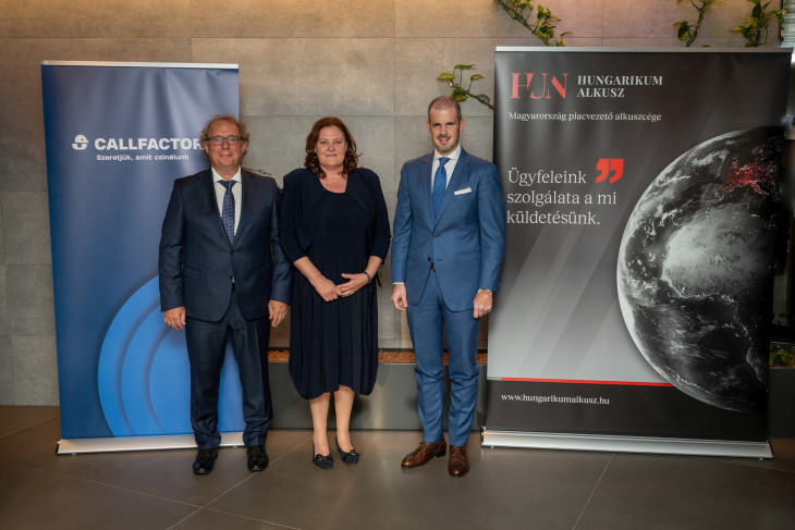 A Callfactory Csoport tulajdonosai, Schrotti Ferenc és Szilágyi Mónika valamint Keszthelyi Erik, a Hungarikum Alkusz Csoport tulajdonosa, elnök-vezérigazgatója.