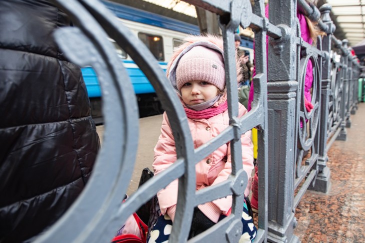 Egy ukrán menekült kislány Lvivben 2022. március 7-én. Fotó: Depositphotos