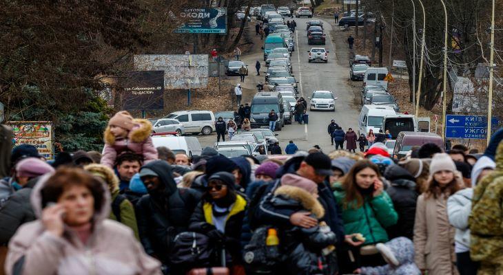 Menekültek az ukrán-szlovák határnál. Fotó: Unian