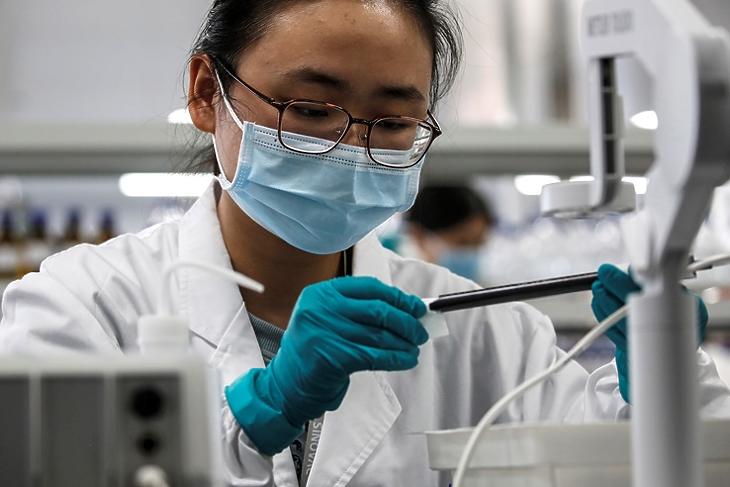 Dolgozó a Sinovac Biotech laboratóriumában Pekingben 2020. szeptember 24-én: a kínai gyártó már megkezdte az oltóanyaga árusítását. EPA/WU HONG
