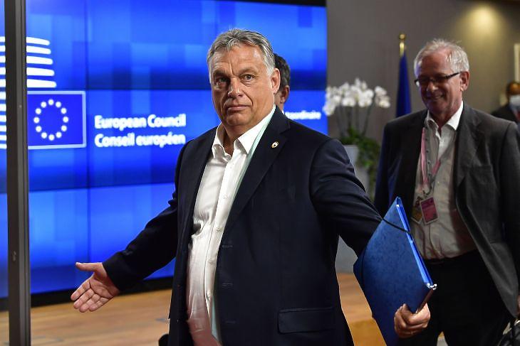 Orbán Viktor távozik a brüsszeli EU-csúcsról a tárgyalások aznapi vége után 2020. július 18-án. Illusztráció. (Fotó: EPA/JOHN THYS)
