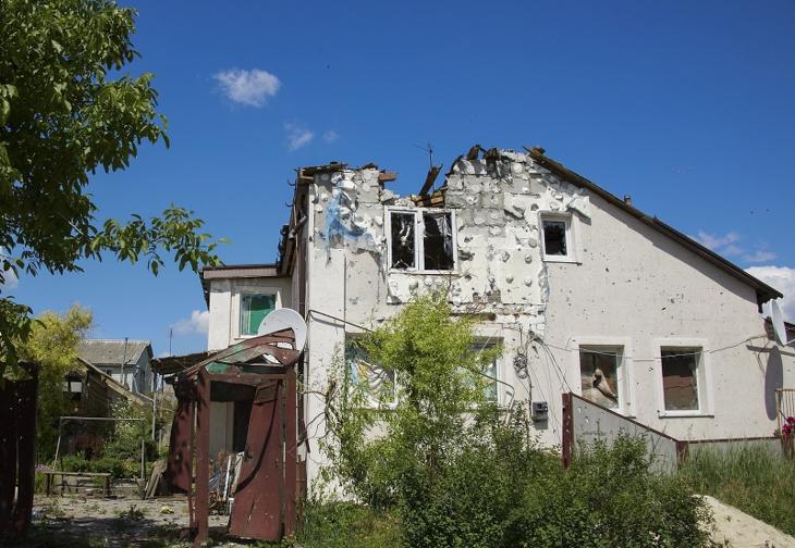 Egy épület az ukrán erők által az oroszoktól a közelmúltban visszafoglalt Harkiv környéki faluban, Ruszka Lozovában 2022. június 16-án. Fotó: MTI/EPA/Szergej Kozlov