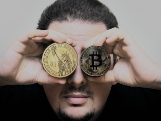 Bitcoin és dollár. Forrás: Pixabay.com