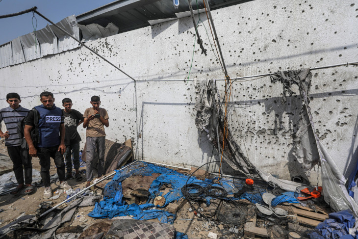 Palesztinok vizsgálják azt a sátrat a gázai es-Sífa kórház közelében 2025. augusztus 11-én, ahol az előző napi izraeli csapás következtében életét vesztette az al-Dzsazíra katari hírtelevízió négy újságírója és egy asszisztense. 