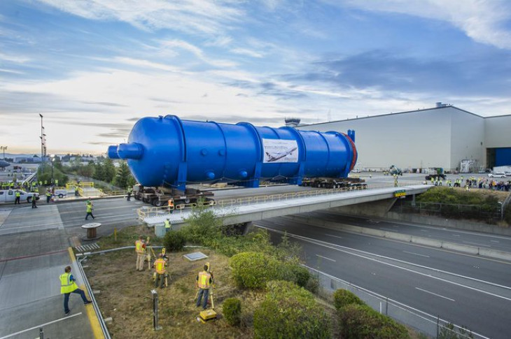 Érkezik a B-787-es törzsdarabjait sütő hatalmas autokláv a Boeing üzemébe