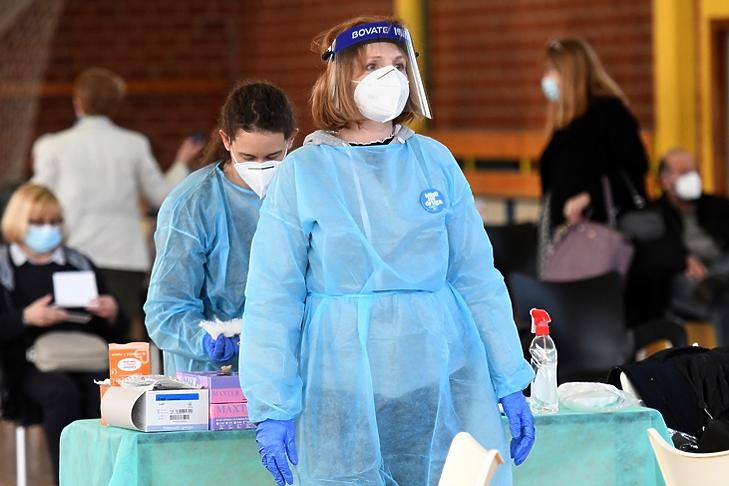 Horvátországban a turizmusban dolgozókat is oltják