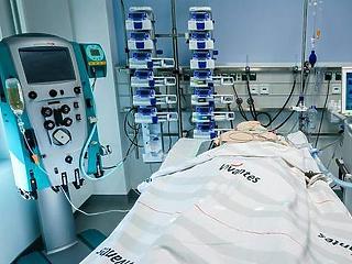 Újra 100 fölött a halálozások napi száma - egyre többen vannak kórházban