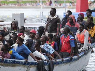 Európába igyekvő illegális bevándorlók érkeznek a Kanári-szigetekhez tartozó Tenerife szigetének déli részén fekvő Los Cristinaos kikötőjébe 2024. szeptember 17-én