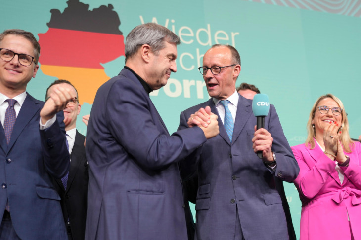 Friedrich Merz, a CDU-CSU kancellárjelöltje és Markus Söder bajor tartományi miniszterelnök, a CSU vezetője ünnepel a CDU berlini székházában