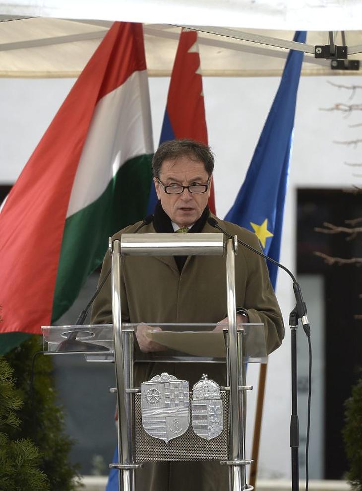 Orbán gerinctelen politikát folytat Amerikával szemben – interjú hazánk volt washingtoni nagykövetével