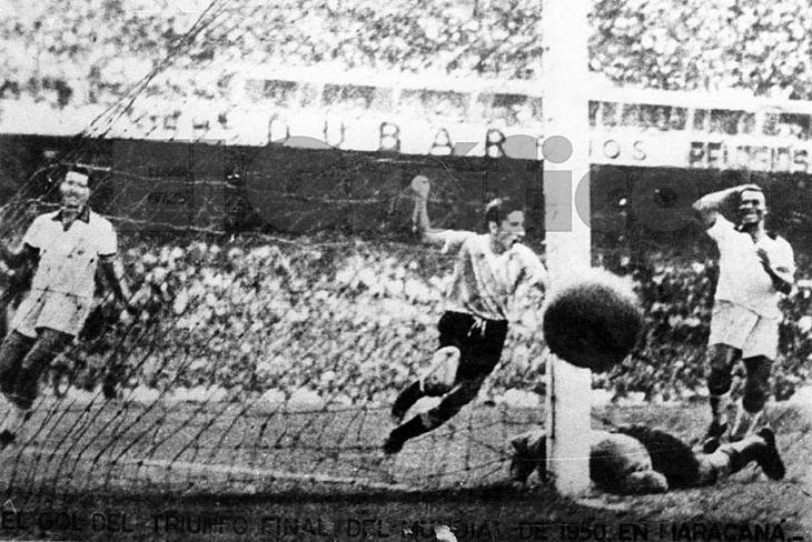 Ghiggia történelmi gólja a Maracanában 1950. július 16-án. Fotó: Wikipédia/El Gráfico  