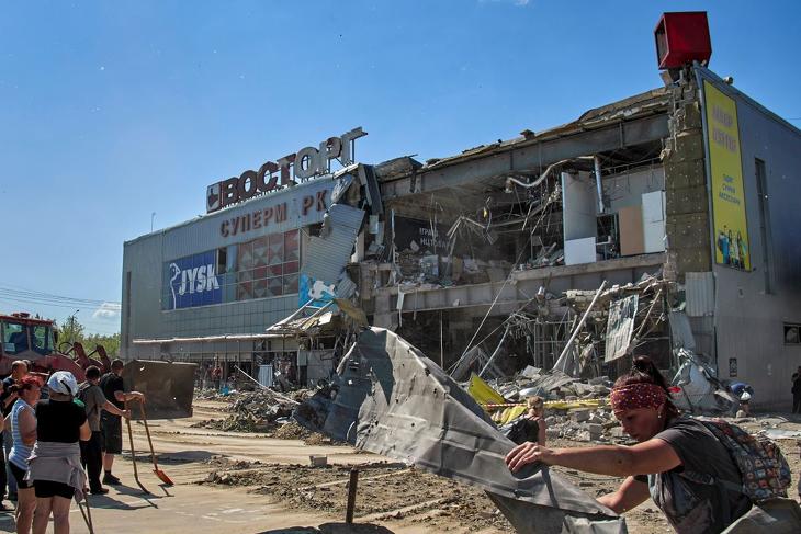 Találatot kapott bevásárlóközpont a kelet-ukrajnai Harkivban 2022. június 8-án, a várost ért újabb orosz támadás után. Ihor Terehov harkivi polgármester szerint az előző napi ágyúzásban egy ember életét vesztette és hárman megsérültek. MTI/EPA