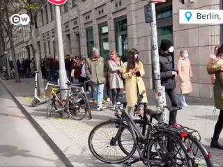 Megrohanták a szavazók a berlini nagykövetséget, óriási a sor