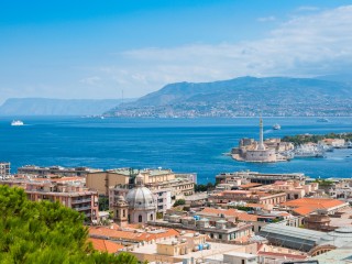 A Messinai-szoros Olaszország és Szicília között. Fotó: Depositphotos  