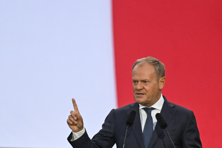 . Donald Tusk lengyel miniszterelnök beszédet mond a Westerplatte védőinek emlékművénél tartott állami megemlékezésen Gdansk tengerpartján 2025. szeptember 1-jén reggel, a második világháború kitörésének 86. évfordulóján
