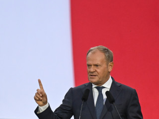 . Donald Tusk lengyel miniszterelnök beszédet mond a Westerplatte védőinek emlékművénél tartott állami megemlékezésen Gdansk tengerpartján 2025. szeptember 1-jén reggel, a második világháború kitörésének 86. évfordulóján
