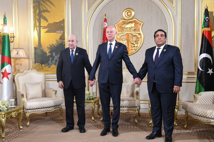 Kaisz Szaíd tunéziai elnök (k), Abdel-Madzsid Tebbun algériai elnök (b) és Mohamed Júnesz Menfi, a líbiai Elnöki Tanács ügyvivő elnöke a háromoldalú találkozójukon Tuniszban 2024. április 22-én