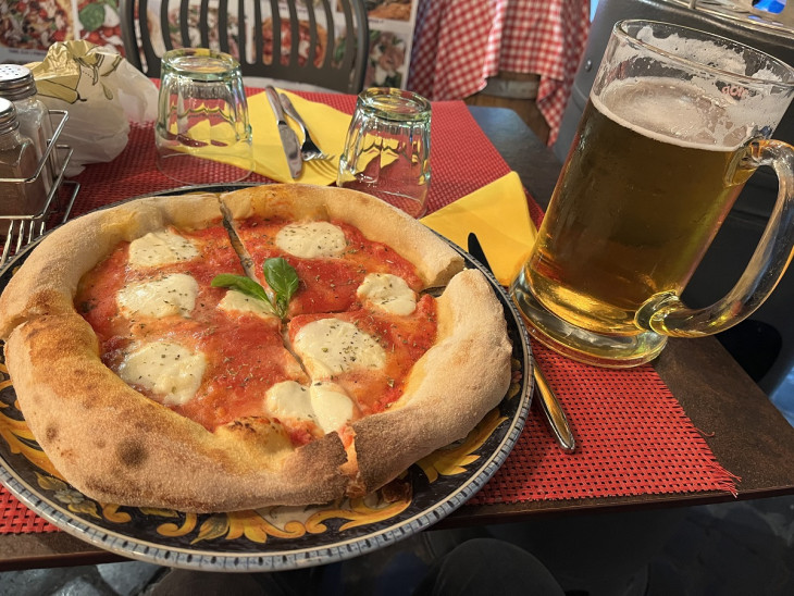 Pompás pizza, kísérővel