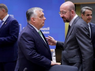 Orbán Viktor és Charles Michel az EU-csúcson Brüsszelben 2023. március 23-án. Fotó: EPA/OLIVIER HOSLET   