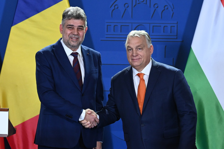Orbán Viktor magyar (j) és Marcel Ciolacu román miniszterelnök kezet fog a tárgyalásuk után a Karmelita kolostorban tartott sajtótájékoztatón 2024. november 22-én. 