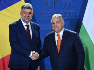 Orbán Viktor magyar (j) és Marcel Ciolacu román miniszterelnök kezet fog a tárgyalásuk után a Karmelita kolostorban tartott sajtótájékoztatón 2024. november 22-én. 