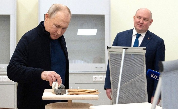 Így nézelődött az orosz elnök. Fotó: Kreml.ru