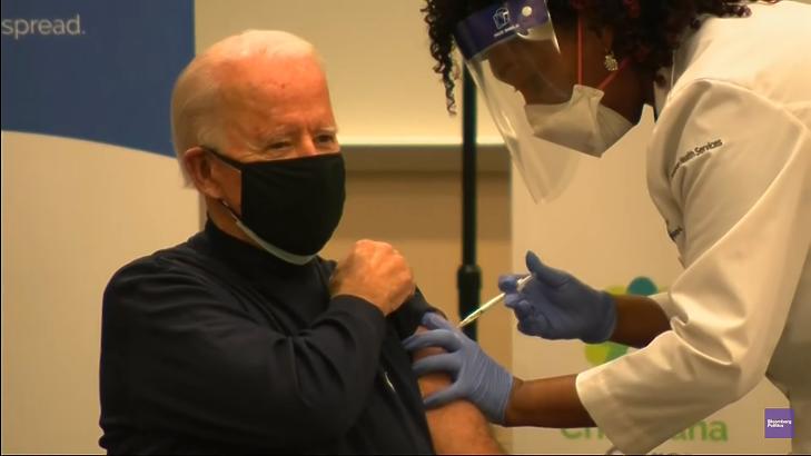 Joe Biden megkapja a koronavírus elleni oltást. (Forrás: a Bloomberg Politics YouTube-videója)