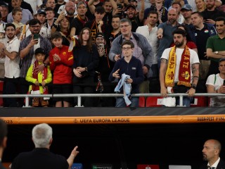 José Mourinho a szurkolók közé dobja ezüstérmét a Roma-Sevilla Európa Liga döntő után a Puskás Arénában 2023. május 31-én. Fotó: EPA/ANNA SZILAGYI      