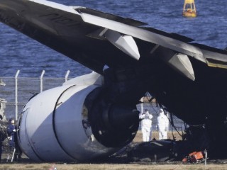 Nyomozók vizsgálják a Japan Airlines kiégett utasszállítójának roncsait tokiói Haneda repülőtéren 2024. január 4-én. Az utasszállító két nappal korábban 367 utassal és a 12 fős személyzettel a fedélzetén landolás közben megcsúszott az aszfalton, összeütközött a parti őrség egyik repülőgépével, majd kigyulladt. A balesetben a parti őrség öt tagja életét vesztette.
