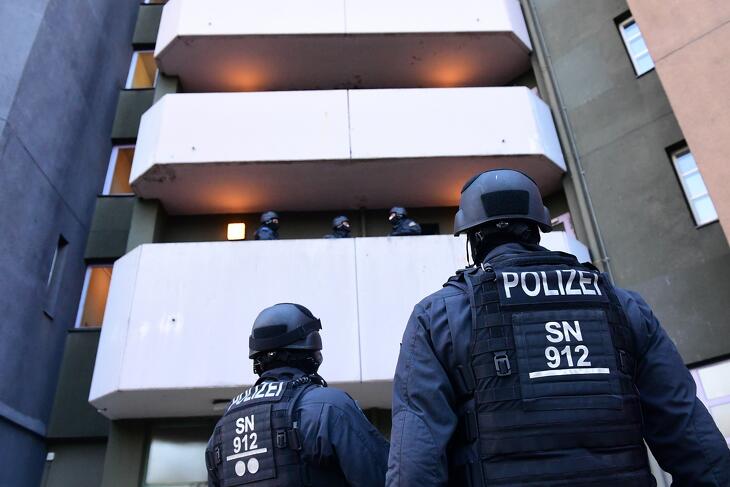 Új fegyvert kapnak a német rendőrök – ez a megfelelő válasz a késes támadásokra?