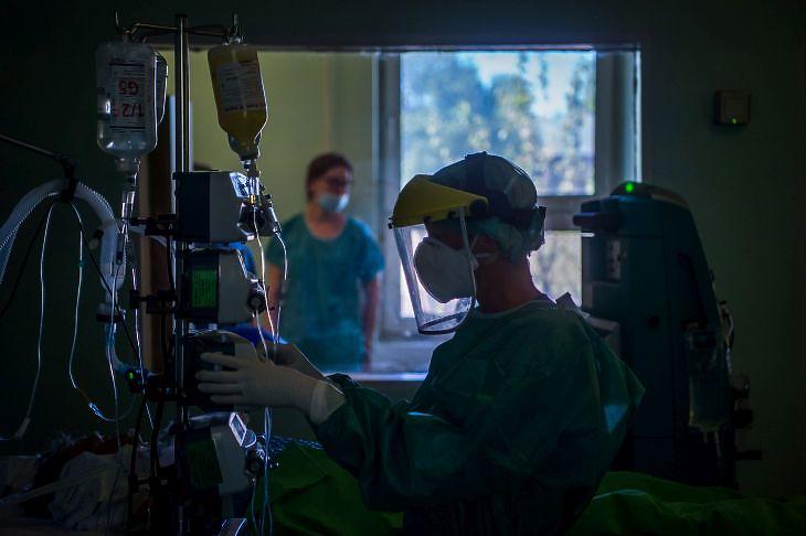 Egy koronavírusos beteget vizsgálnak az intenzív osztályon a budapesti Szent László Kórházban 2020. április 22-én. EPA/Balogh Zoltán
