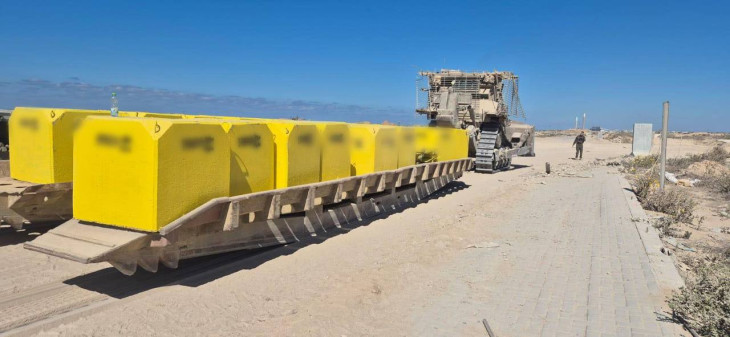 Izraeli jármű a sárga vonalat kijelölő betontömböket hoz