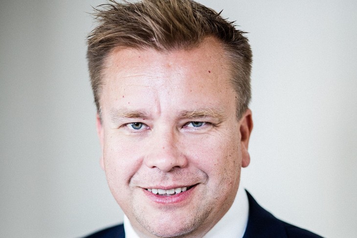 Antti Kaikkonen finn védelmi miniszter kész feloldani a fegyverexportok tilalmát. Fotó: Wikipedia