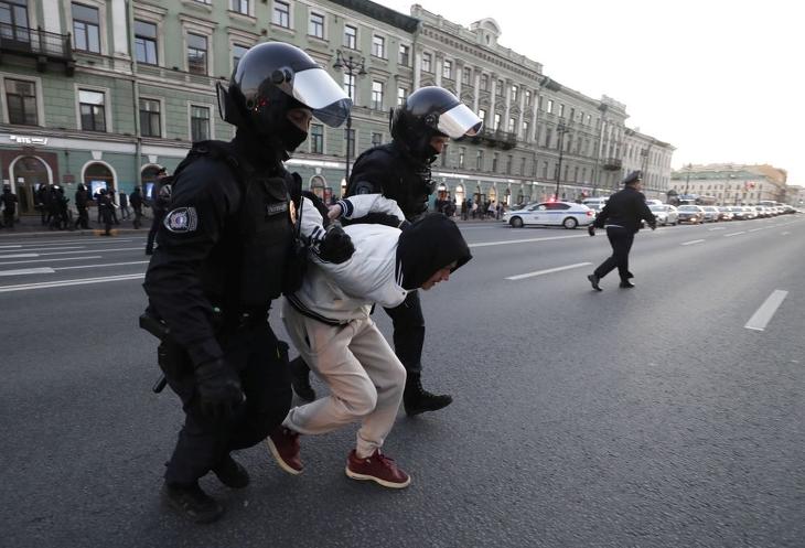 Orosz rendőrök letartóztatnak egy tüntetőt a mozgósítás elleni tiltakozásokon Szentpéterváron. Fotó: EPA/ANATOLY MALTSEV