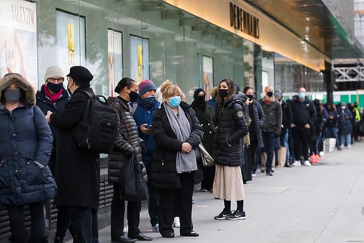 Vásárlási láz: hosszú sor egy Debenhams-üzlet előtt a londoni Oxford Streeten 2020. december másodikán.  Ekkor ért véget az országos karantén, ismét kinyithattak az üzletek. EPA/VICKIE FLORES