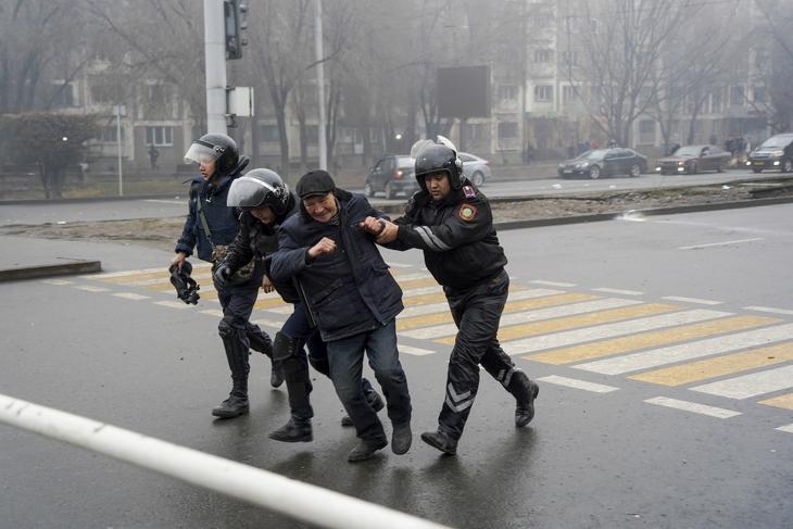 Rohamrendőrök őrizetbe vesznek egy tüntetőt Almati központjában 2022. január 5-én. Fotó: MTI/AP/Vladimir Tretyakov