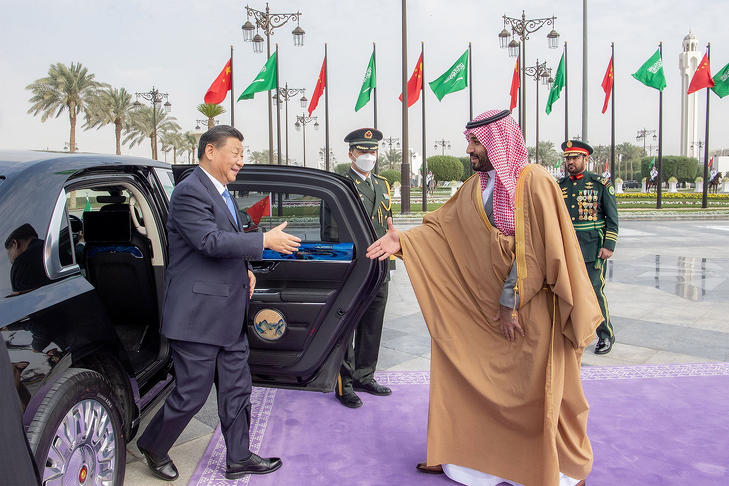Hszi Csin-ping kínai elnököt (b) Mohammed bin Szalmán szaúdi koronaherceg üdvözli Rijádban 2022. december 8-án. Fotó: MTI/EPA/Szaúdi királyi udvar/Bandar Aldzsalud 