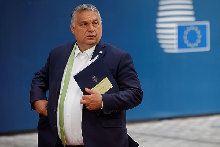 Egyre nagyobb a nyomás. Orbán Viktor miniszterelnök elhagyja a brüsszeli EU-csúcs helyszínét 2021. június 25-én. EPA/OLIVIER MATTHYS