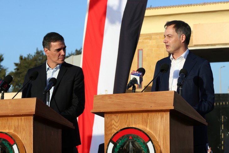Pedro Sánchez spanyol kormányfő és Alexander De Croo belga miniszterelnök sajtótájékoztatója a rafahi határátkelőnél Egyiptomban 2023. november 24-én. Fotó: EPA